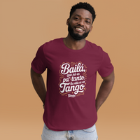 Man wearing a maroon t-shirt with Spanish text on a brown background