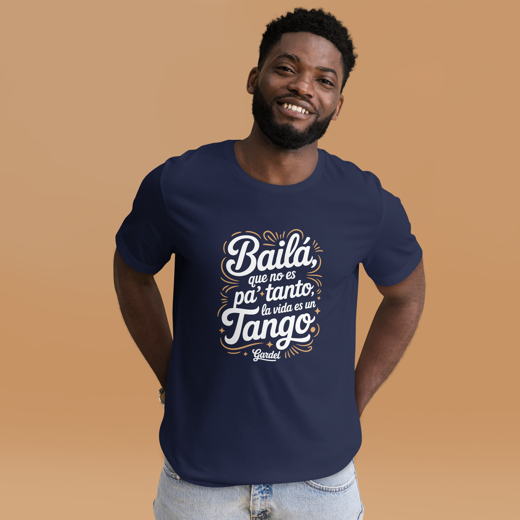 Man wearing a navy blue t-shirt with Spanish text on a brown background