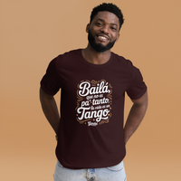 Man wearing a maroon t-shirt with Spanish text on a brown background